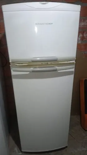 Vendo geladeira Brastemp 360L Frost free 110v funcionando certinho entrego