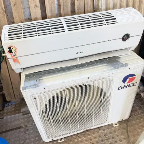 Condicionador de ar gree em um bom fucionando com 220vlt para usso tanto para o comércios