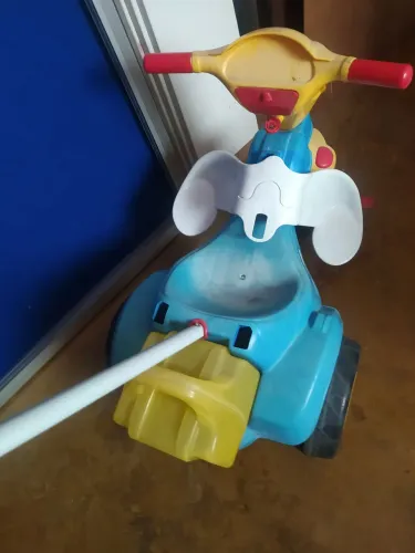 Triciclo infantil com haste de empurrar