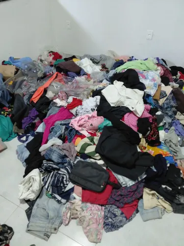 Lotao de roupa pra arrematar e sair hoje 300 pcs a 2,00