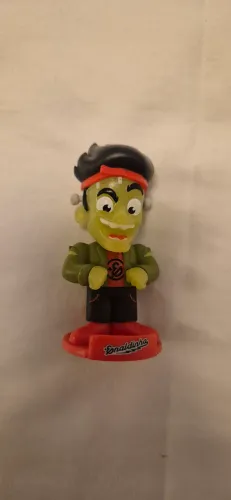Boneco colecionável do Enaldinho na versão Frankenstein, parte da coleção do Bob's.
