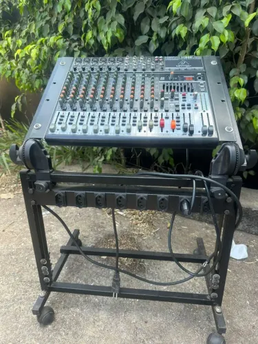 Behringer XENYX X1832USB<br>18 entradas