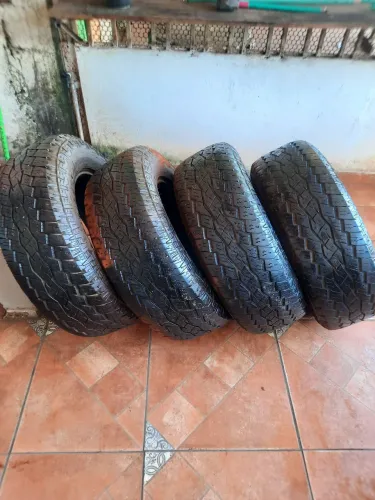 Vendo 4 pneus em bom estado de conservação