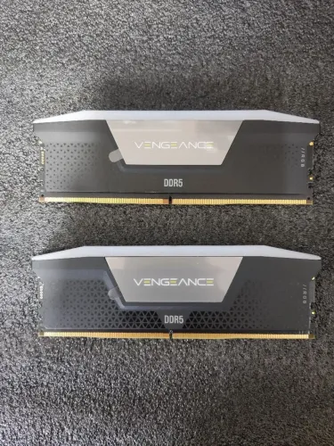 Memória RAM Corsair Vengeance RGB DDR5 64GB (2x32GB) 5200MHz CL40