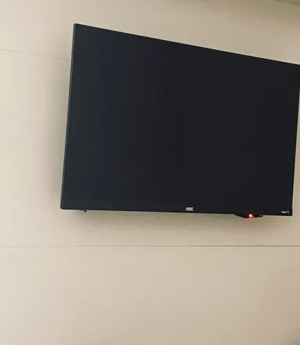 Vendo , TV 32 polegadas, SMART, completa, pronta para usar.