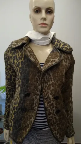 Casaco feminino com estampa animal print