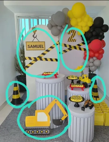 2 painéis, 2 cones e 1 display para festa de retroescavadeira