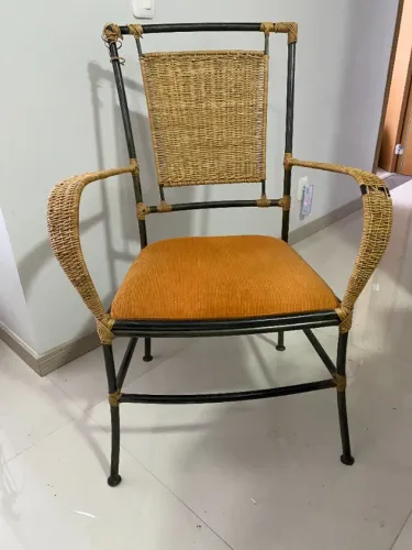 Cadeira de Ferro e Vime com Braços - Assento Estofado - Estilo Retrô