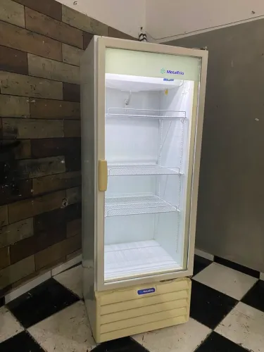 Expositora de bebidas metalfrio porta de vidro