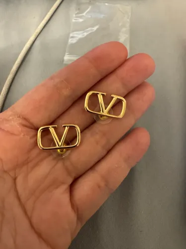 Brincos dourados com v vlogo inspiração Valentino ou Virgínia