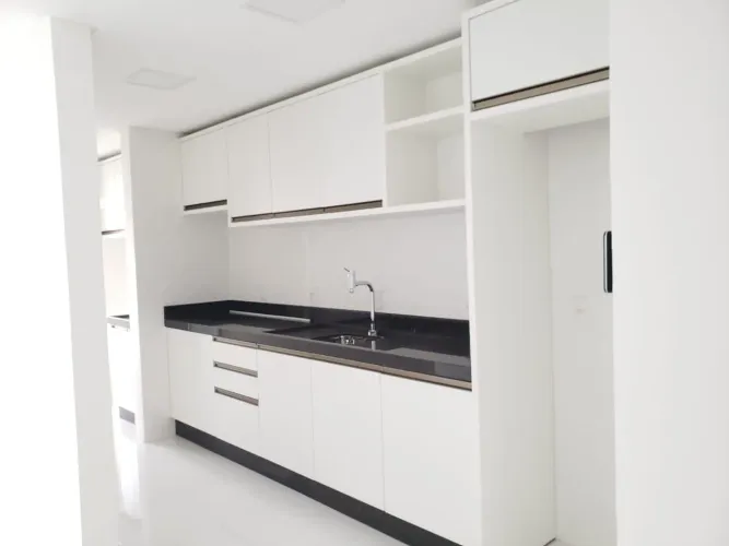 LOCAÇÃO: Apartamento com 2 dormitórios sendo 1 suíte - 90 m² - Praia Brava - Itajaí/SC