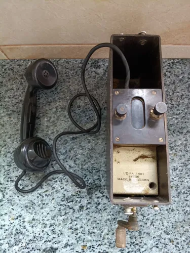 Telefone militar vintage de baquelite ERICSSON com manivela, rádio do exército sueco.
