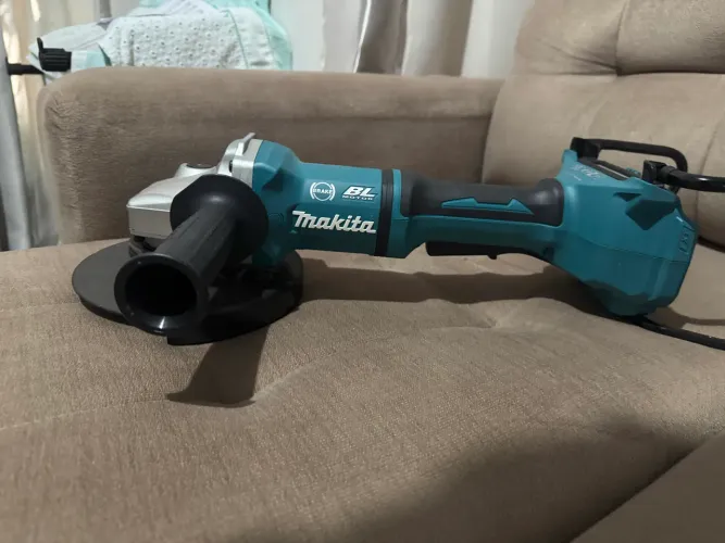 Esmerilhadeira Makita DGA700 36V 7? 180mm Brushless