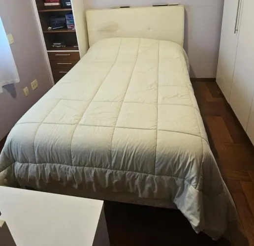 Cama com colchão, box e cabeceira.