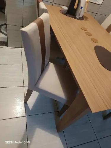 Mesa 6 lugares com 6 cadeiras acolchoadas