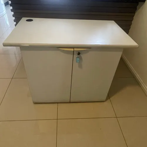 Móvel duas portas com chave e claviculário