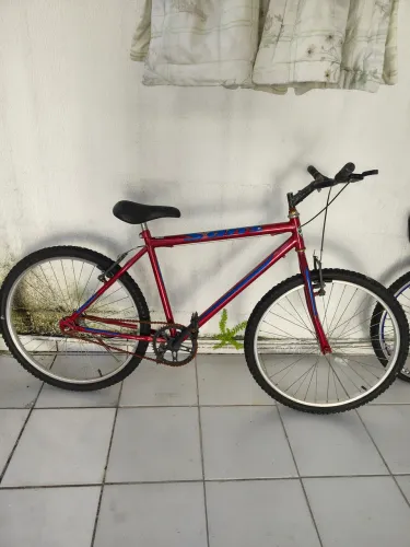 Bicicleta vermelha, bom estado de conservação. Não faço entrega. Valor $400 reais
