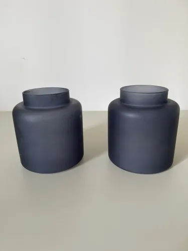 Dois vasos na cor azul em vidro pintado 
