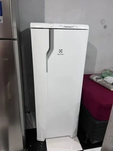 Geladeira eletrolux RE31 240 litros ,127v , 1 ano de uso, ótima estado R$ 1.200.