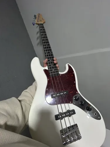 Contra baixo 4 cordas Giannini Branco