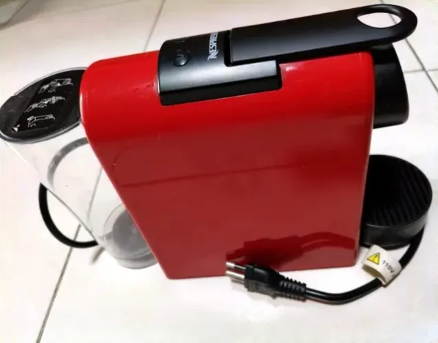 Cafeteira Nespresso Essenza Mini Vermelha