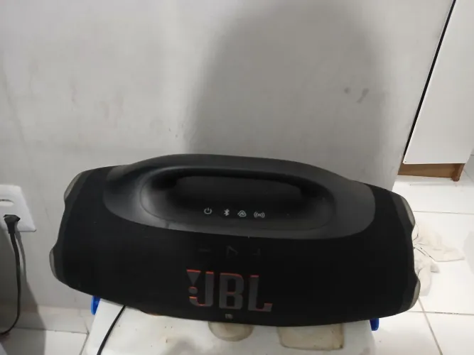 Vendo bombox 4 nova na caixa um mês só de comprado