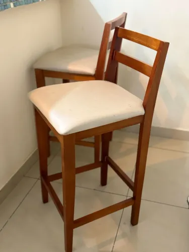 2 Banquetas de madeira com assento