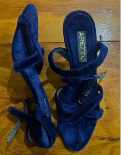 Sandalia salto Arezzo camurça azul tam 38