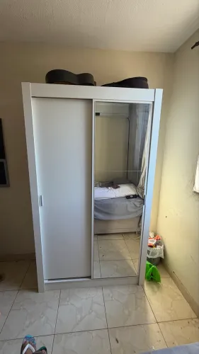Guarda roupa solteiro, duas portas deslizante com espelho