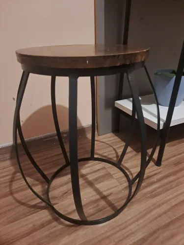 Barbada! Mesinha de apoio/ item decoração em madeira maciça e pés em metal.