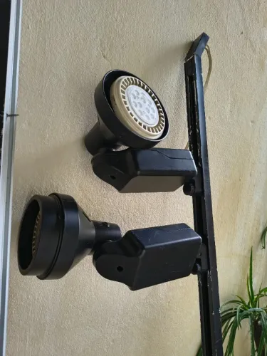 TRILHO ELETRICO 2M LUMINÁRIA DE TETO COM CANHÕES