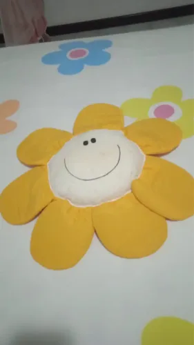 Vendo duas almofadas de flor  - 1 amarela e 1 verde - as duas por 30 reais.