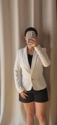 Blazer de alfaiataria, Off White, tamanho 34/36, a R$ 50,00.