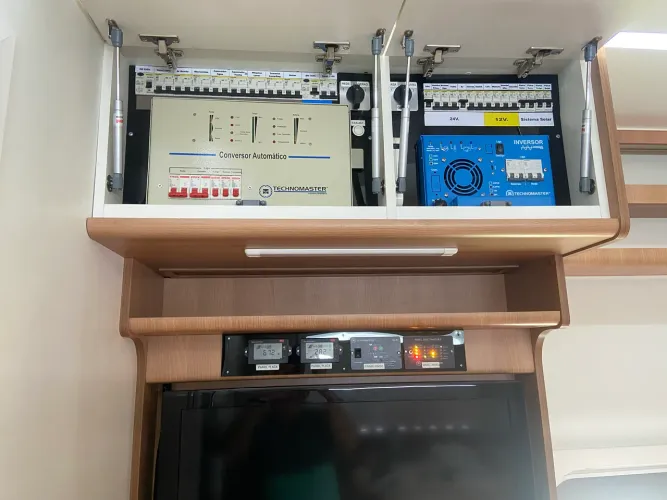 Eletrica Motorhome:Inversor TM3,5KVA, Conversor TM6KVA, MPPT SRNE40A, Bateria Moura220Ah