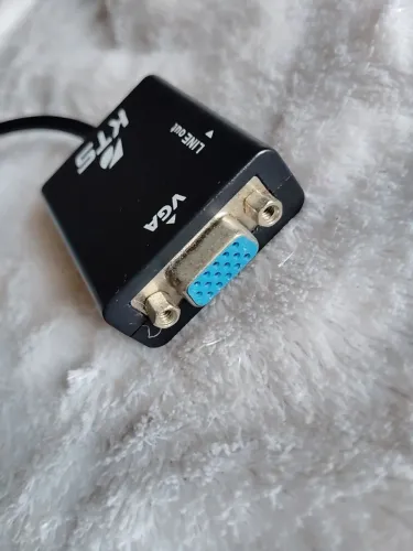 Cabo conversor adaptador HDMI para VGA da marca KTS, que possui uma saída de áudio auxilia