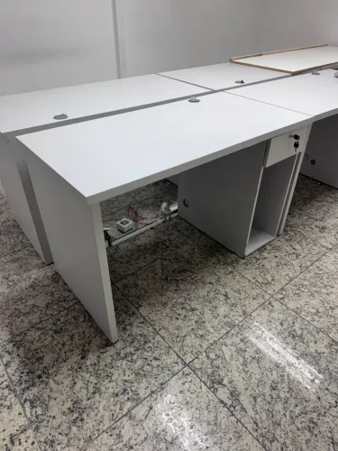Vendo 06 Moveis de escritório com gaveteiro.