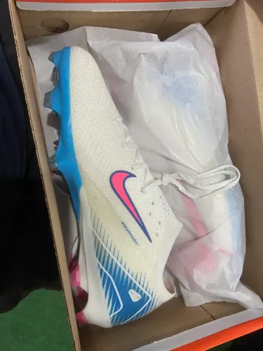 Chuteira original comprada no Rio de Janeiro , valor 400$ poucas vezes usada
