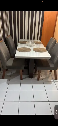 Vendo mesa de 4 lugares nova! 