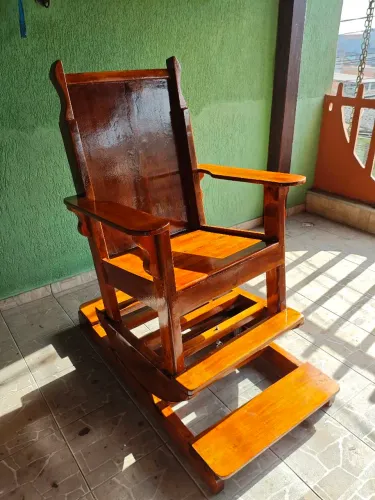 Cadeira de Balanço Artesanal em Madeira de Lei Maciça - Feita 100% à Mão