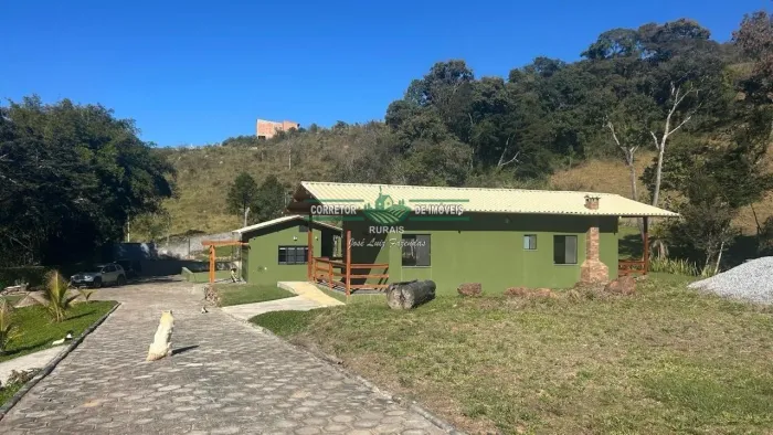 Maravilhoso sítio ( Haras ) , Sul de Minas , 03 chalés , área gourmet, campo de futebol ,