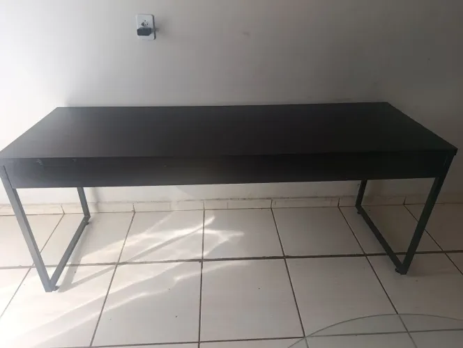 Mesa de escritório preta 