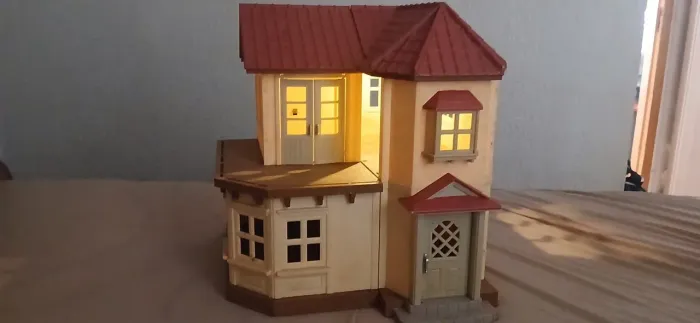 Casinha de brinquedo com acessórios conforme nas fotos 