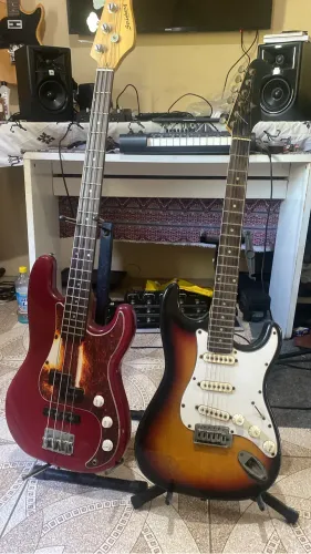 Baixo e guitarra para reparar 