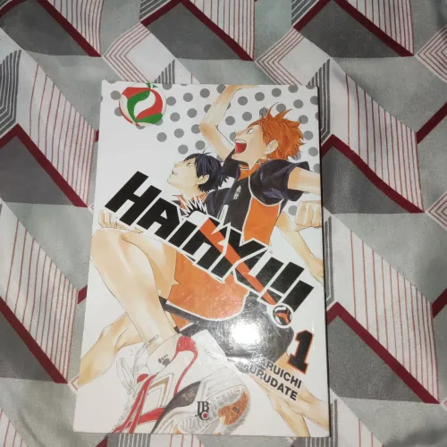 Volumes 1 e 5 do mangá Haikyuu