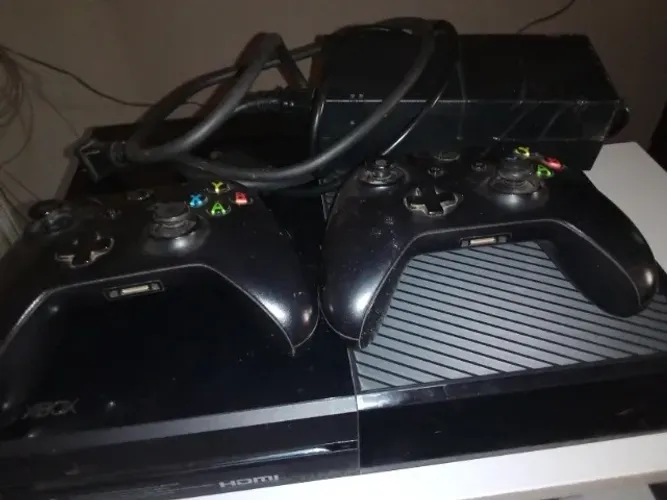 Xbox One COM DEFEITO para ligar + 2 controles + 1 fonte 