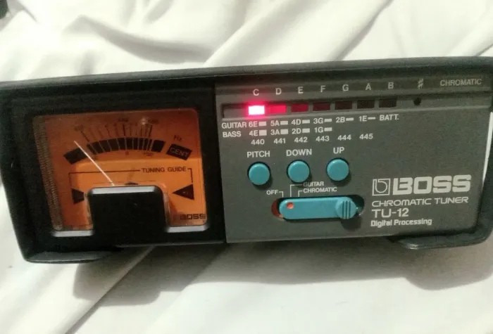 Afinador Boss TU-12 (tuner)