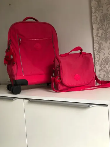 Mochila Kipling e lancheira rosa