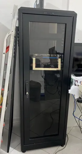 Rack para servidor fechado