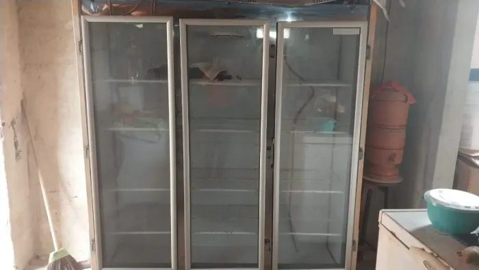 ? VENDO EXPOSITOR REFRIGERADO VERTICAL - 3 PORTAS DE VIDRO