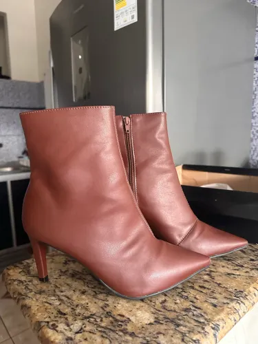 Bota de couro e salto fino 